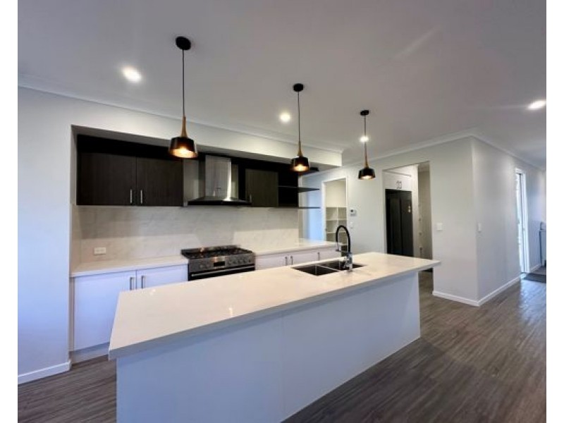 18 Parkside Avenue, Arundel QLD 4214