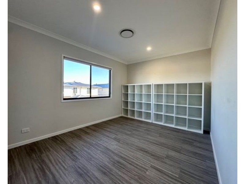 18 Parkside Avenue, Arundel QLD 4214