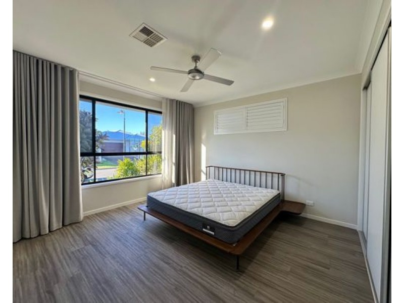 18 Parkside Avenue, Arundel QLD 4214