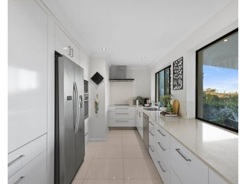 1074 South Pine Road, Everton Hills QLD 4053