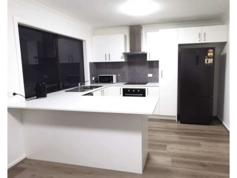 R3/8 Pineneedle Place, Sunnybank Hills QLD 4109