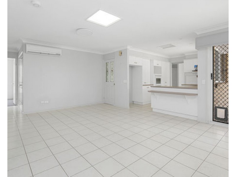 8 Avondale Crescent, Parkinson QLD 4115