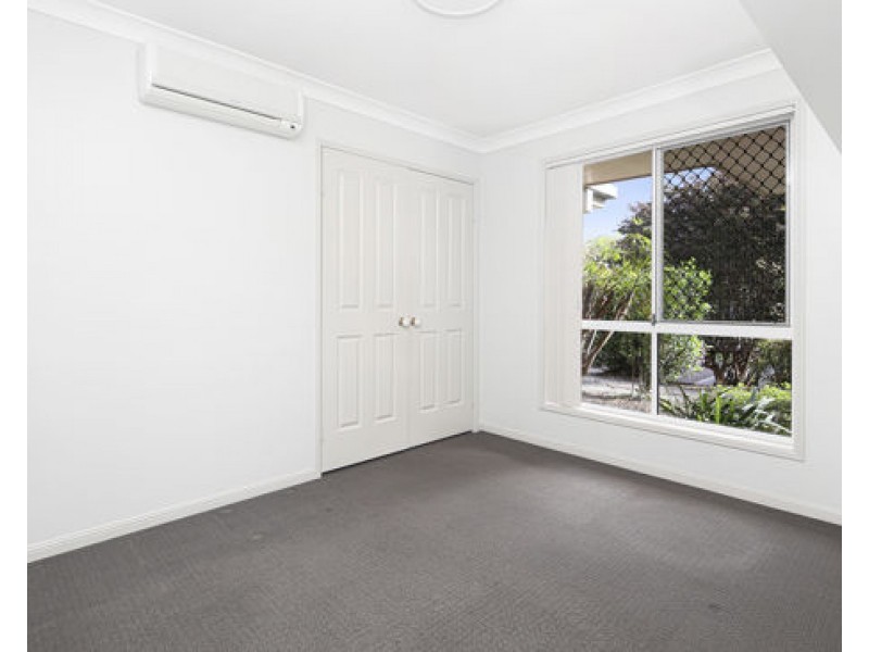 8 Avondale Crescent, Parkinson QLD 4115