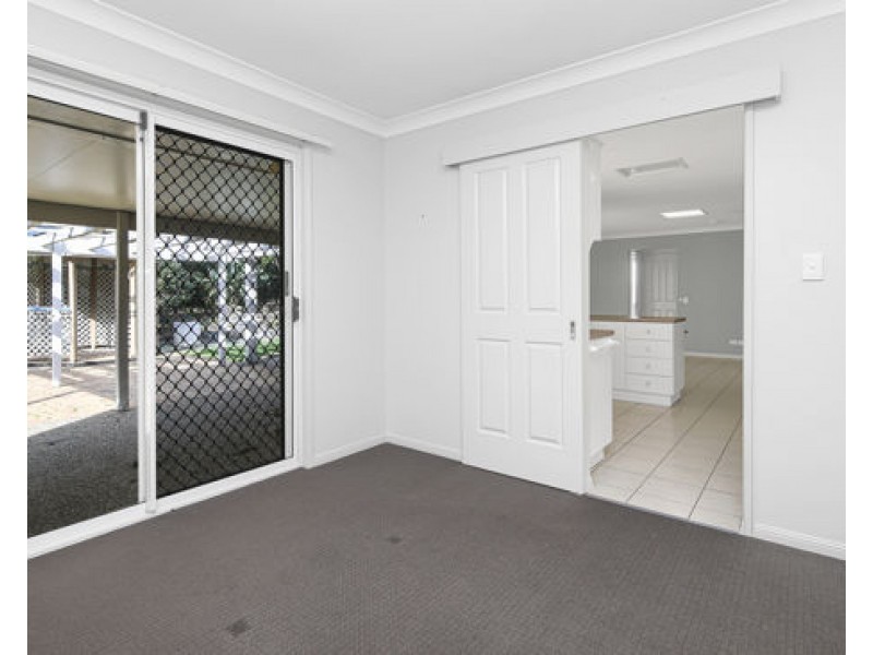 8 Avondale Crescent, Parkinson QLD 4115