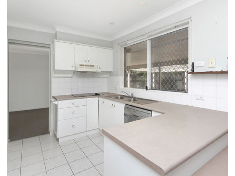 8 Avondale Crescent, Parkinson QLD 4115