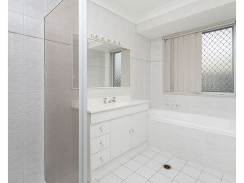 8 Avondale Crescent, Parkinson QLD 4115