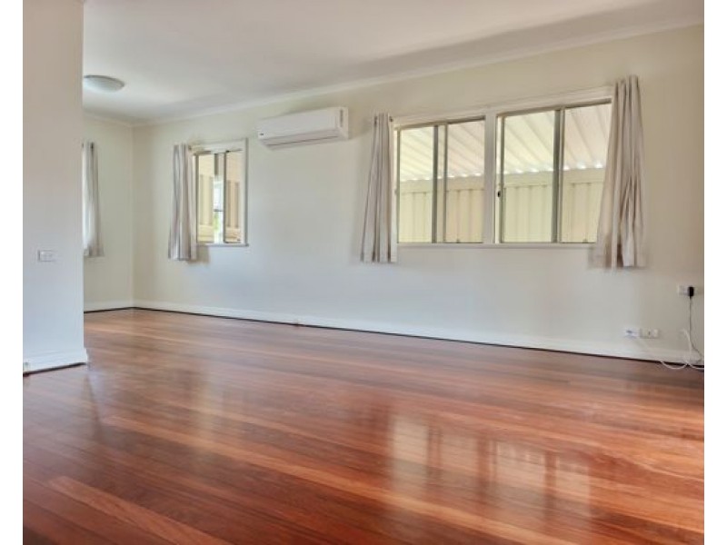 57 Deakin Ave, Southport QLD 4215