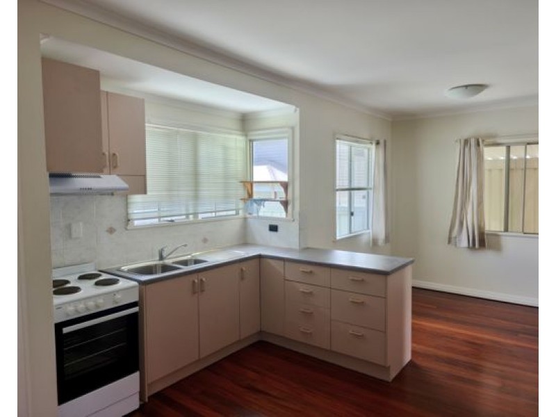 57 Deakin Ave, Southport QLD 4215