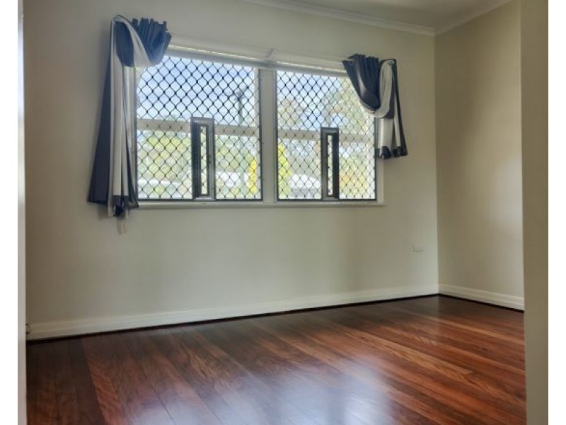 57 Deakin Ave, Southport QLD 4215