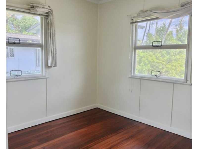 57 Deakin Ave, Southport QLD 4215
