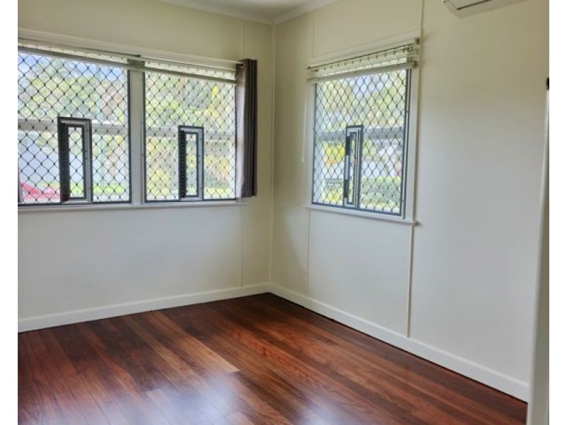 57 Deakin Ave, Southport QLD 4215