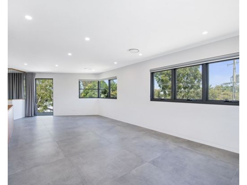 18A AGNEW ST, Norman Park QLD 4170