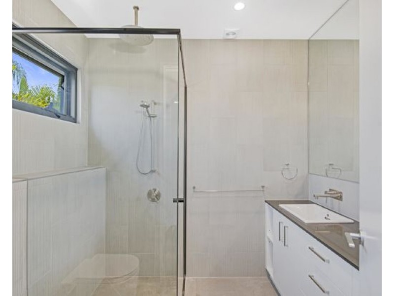 18A AGNEW ST, Norman Park QLD 4170