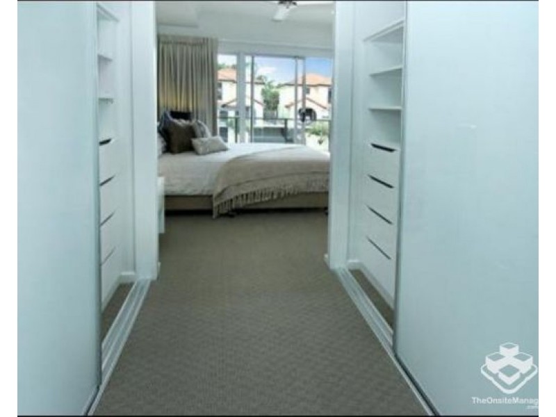 A/2 Laurence St, St Lucia QLD 4067