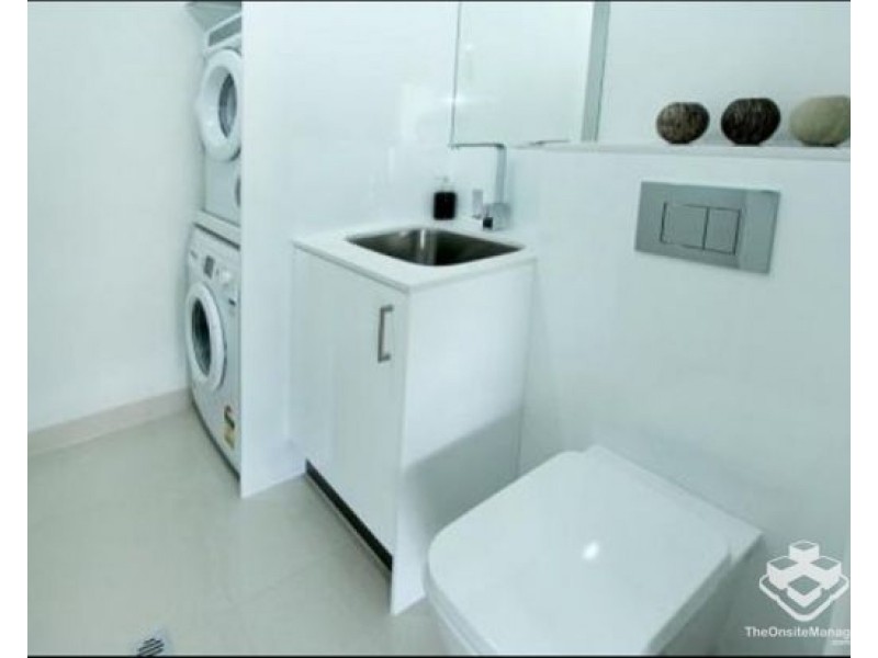 A/2 Laurence St, St Lucia QLD 4067