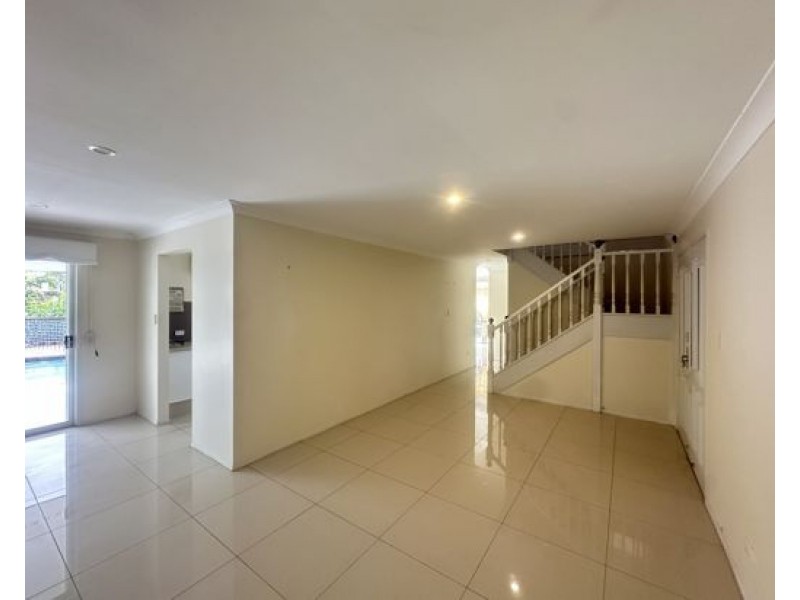 16 Saxonvale Terrace, Mermaid Waters QLD 4218