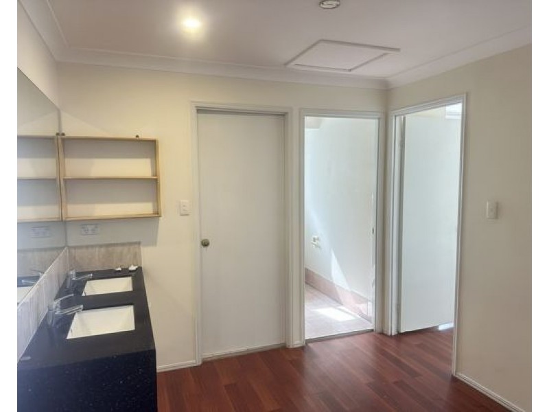 16 Saxonvale Terrace, Mermaid Waters QLD 4218