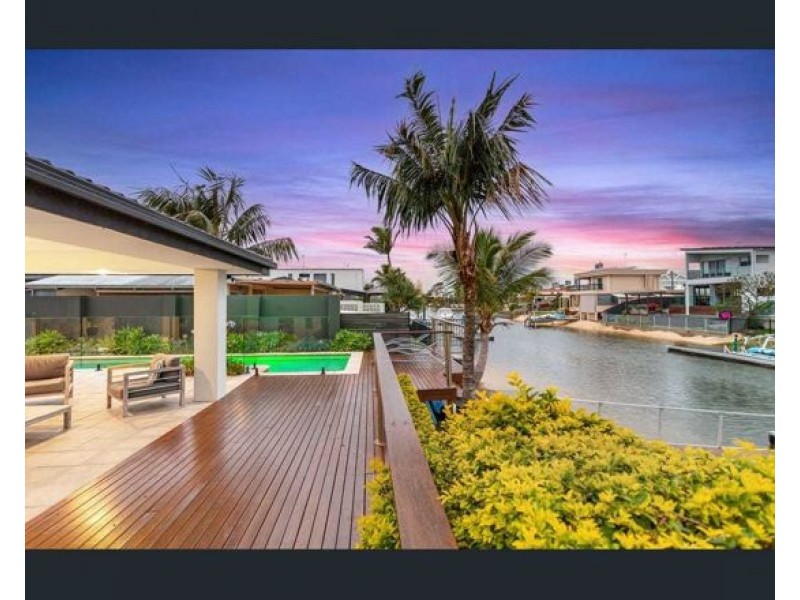 8 PALMETTO COURT, Broadbeach Waters QLD 4218