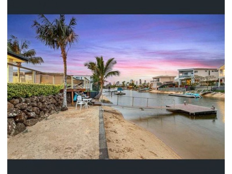 8 PALMETTO COURT, Broadbeach Waters QLD 4218