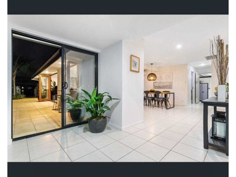 8 PALMETTO COURT, Broadbeach Waters QLD 4218