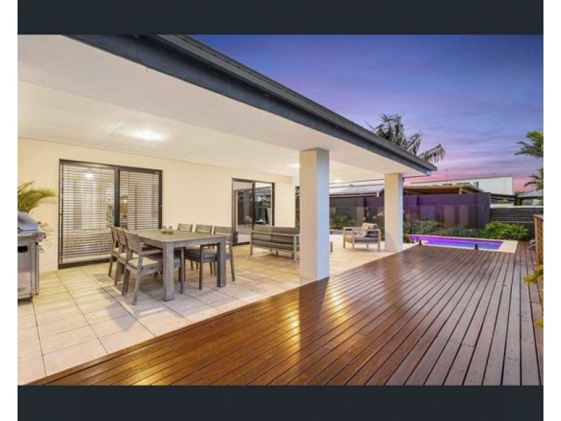8 PALMETTO COURT, Broadbeach Waters QLD 4218