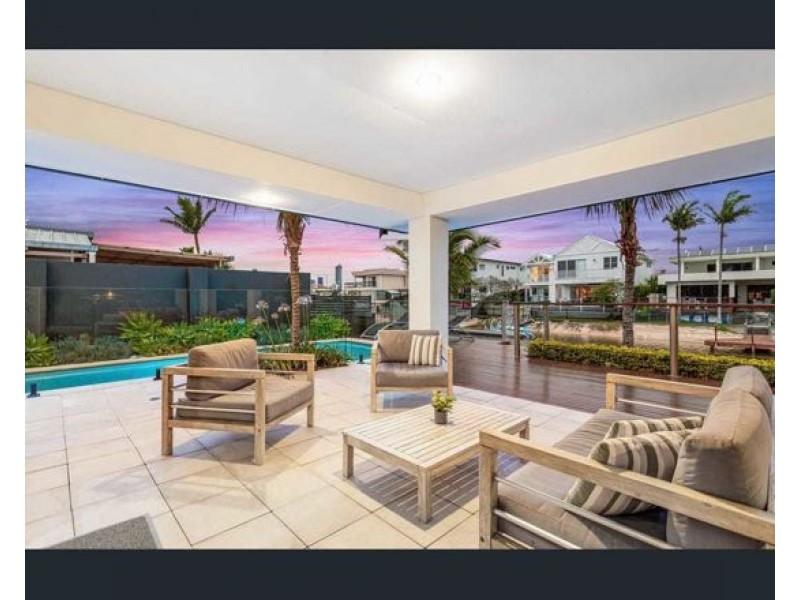 8 PALMETTO COURT, Broadbeach Waters QLD 4218