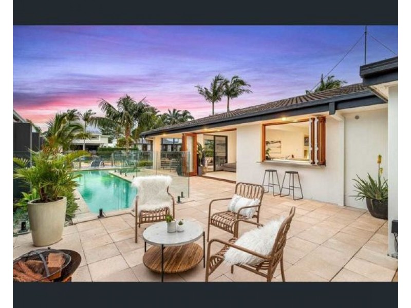 8 PALMETTO COURT, Broadbeach Waters QLD 4218