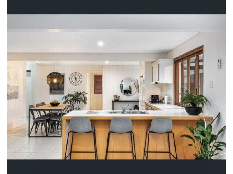 8 PALMETTO COURT, Broadbeach Waters QLD 4218