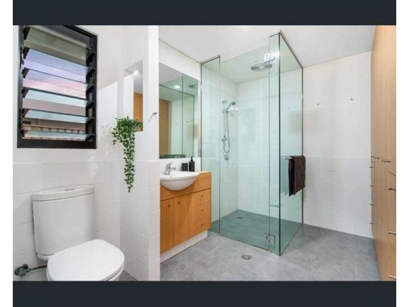 8 PALMETTO COURT, Broadbeach Waters QLD 4218