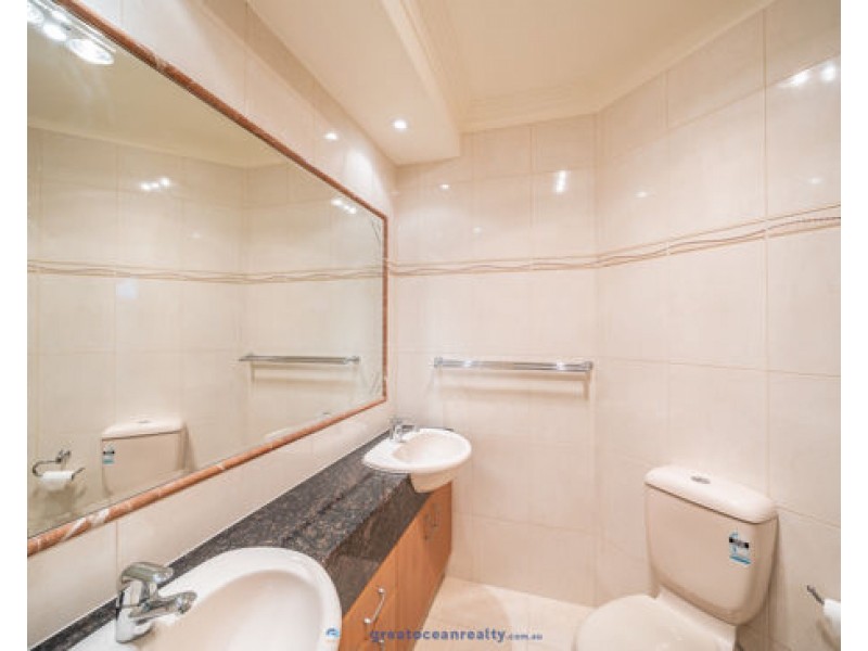 122 Sir Bruce Small Boulevard, Benowa Waters QLD 4217