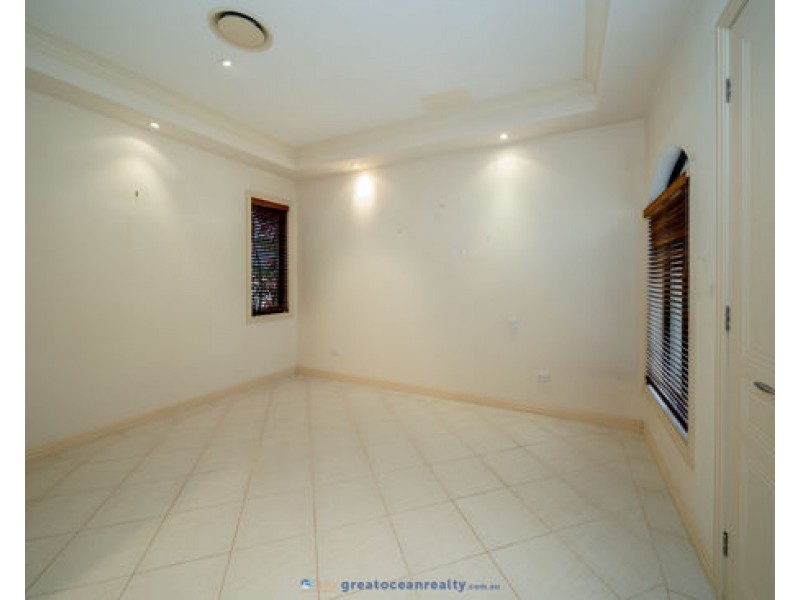 122 Sir Bruce Small Boulevard, Benowa Waters QLD 4217