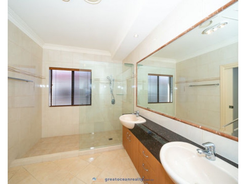122 Sir Bruce Small Boulevard, Benowa Waters QLD 4217