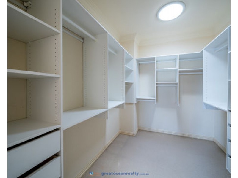 122 Sir Bruce Small Boulevard, Benowa Waters QLD 4217