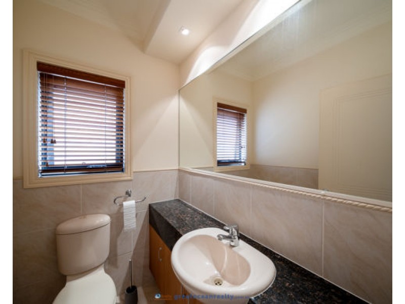 122 Sir Bruce Small Boulevard, Benowa Waters QLD 4217