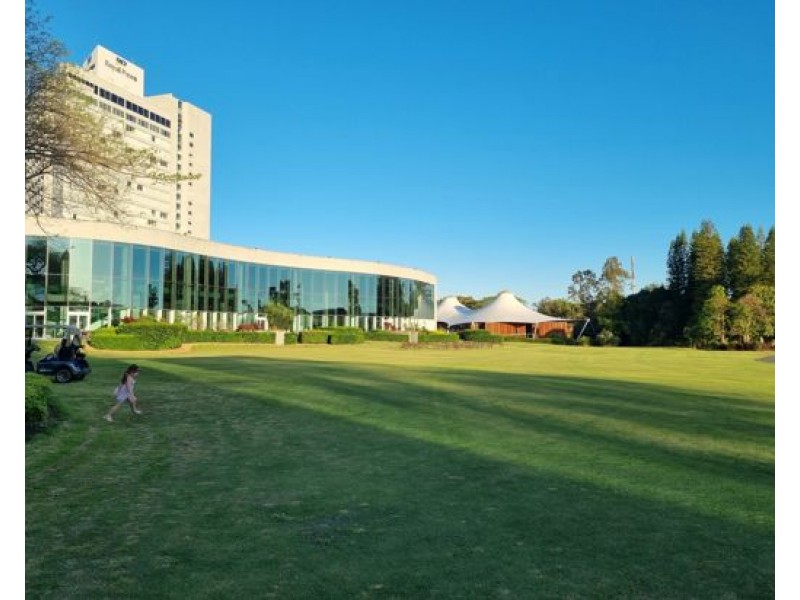122 Sir Bruce Small Boulevard, Benowa Waters QLD 4217