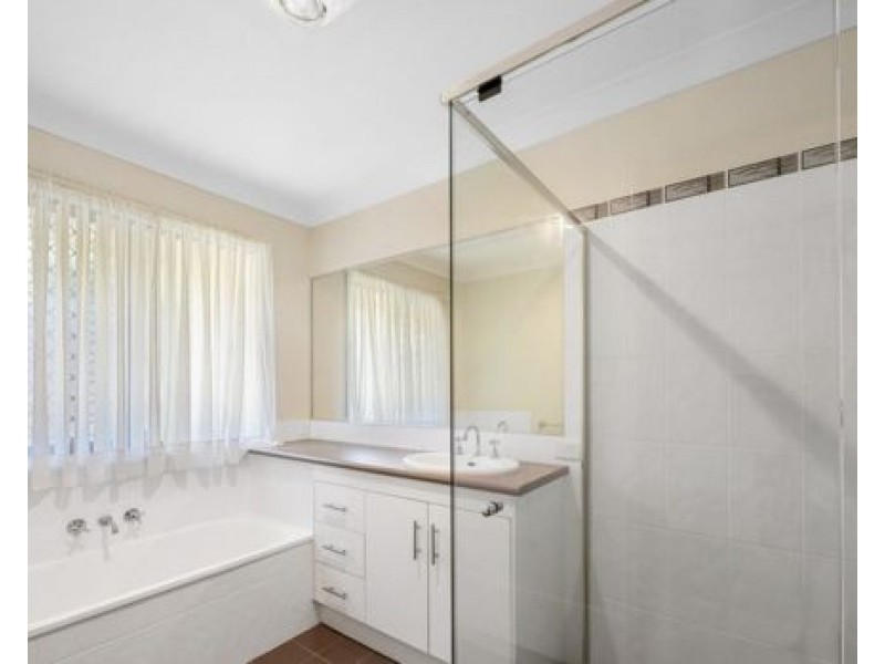 16 Paul Drive, Regents Park QLD 4118
