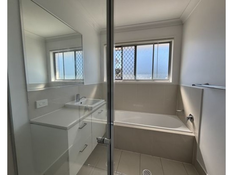 2/40 Old Logan Road, Camira QLD 4300