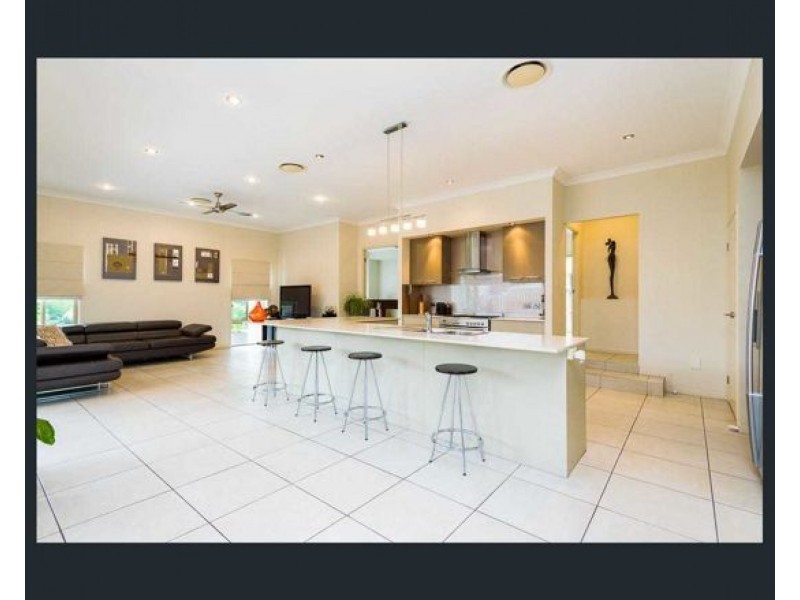 2 Giardino Lane, Varsity Lakes QLD 4227