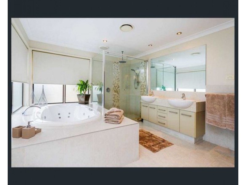 2 Giardino Lane, Varsity Lakes QLD 4227