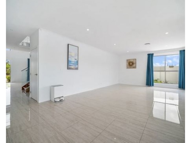 196 Lake Serenity Boulevard, Helensvale QLD 4212