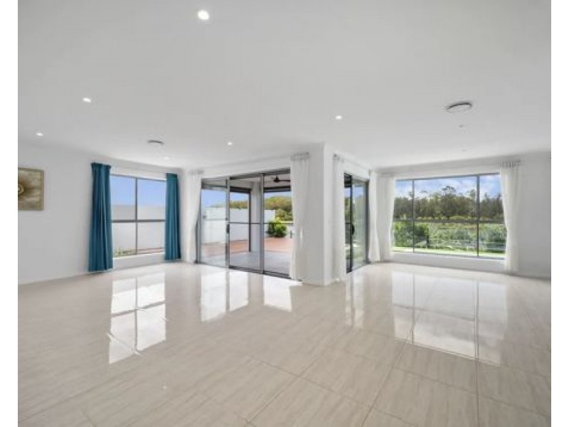 196 Lake Serenity Boulevard, Helensvale QLD 4212