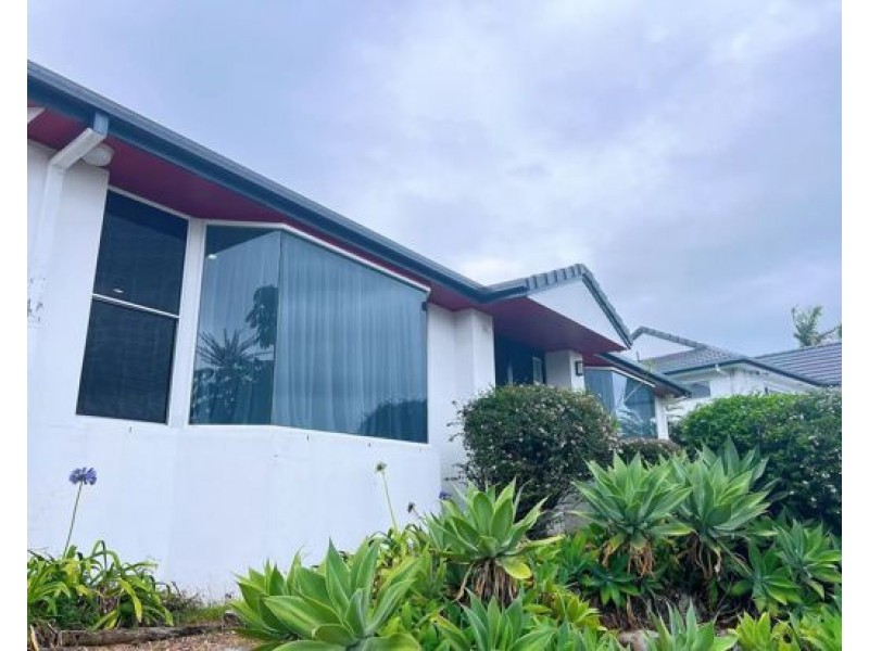 9 Aldrin Ave, Benowa QLD 4217