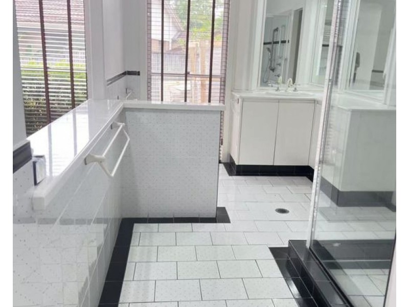 9 Aldrin Ave, Benowa QLD 4217