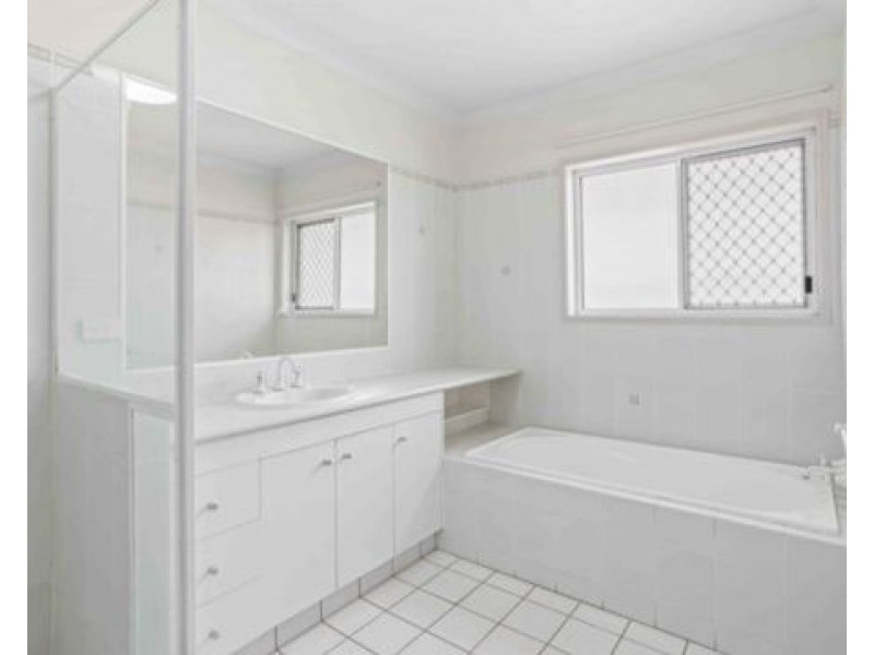 Cleveland Place, Stretton QLD 4116