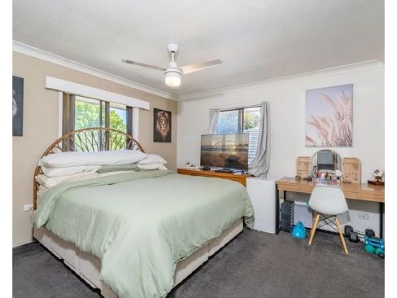 8 Barton Avenue, Southport QLD 4215