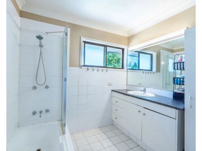 8 Barton Avenue, Southport QLD 4215