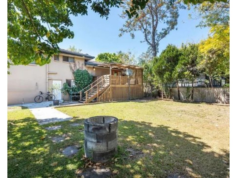8 Barton Avenue, Southport QLD 4215