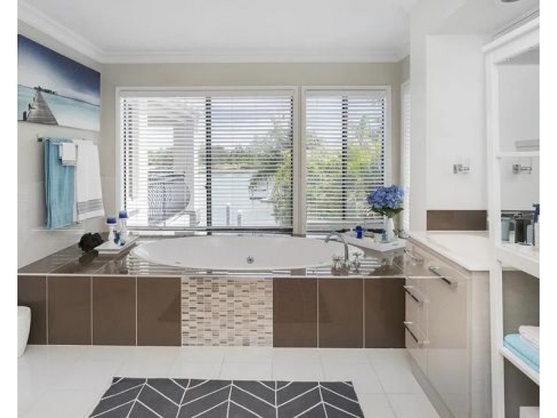 2112 Carlton Drive, Hope Island QLD 4212