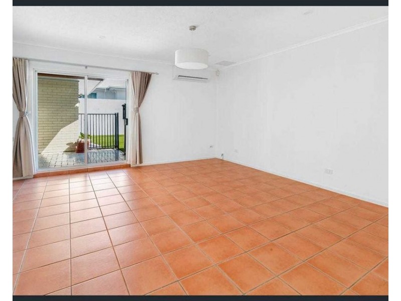 12 Andrea Avenue, Broadbeach Waters QLD 4218