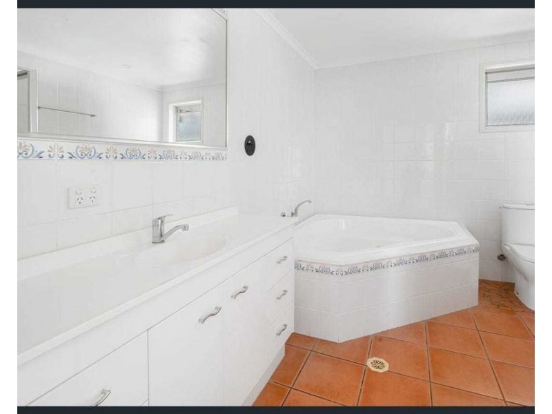 12 Andrea Avenue, Broadbeach Waters QLD 4218